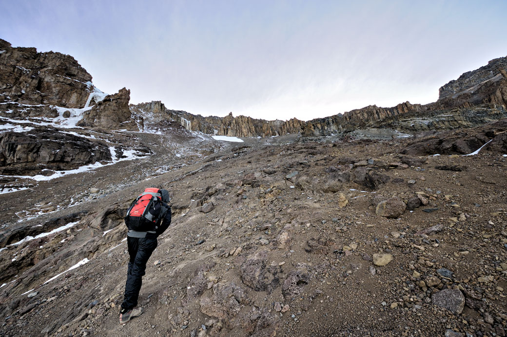 Mon guide Dismas Agger grimpe la Western Breach sur le Kilimandjaro