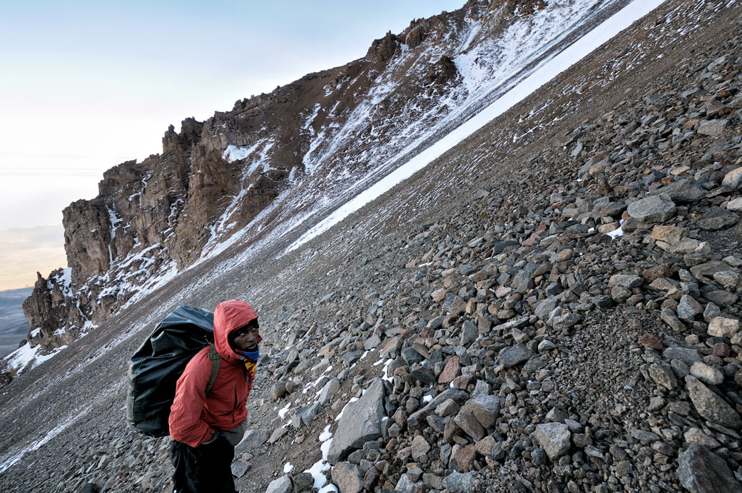 Godfrey grimpe la Western Breach sur le Kilimandjaro, Tanzanie