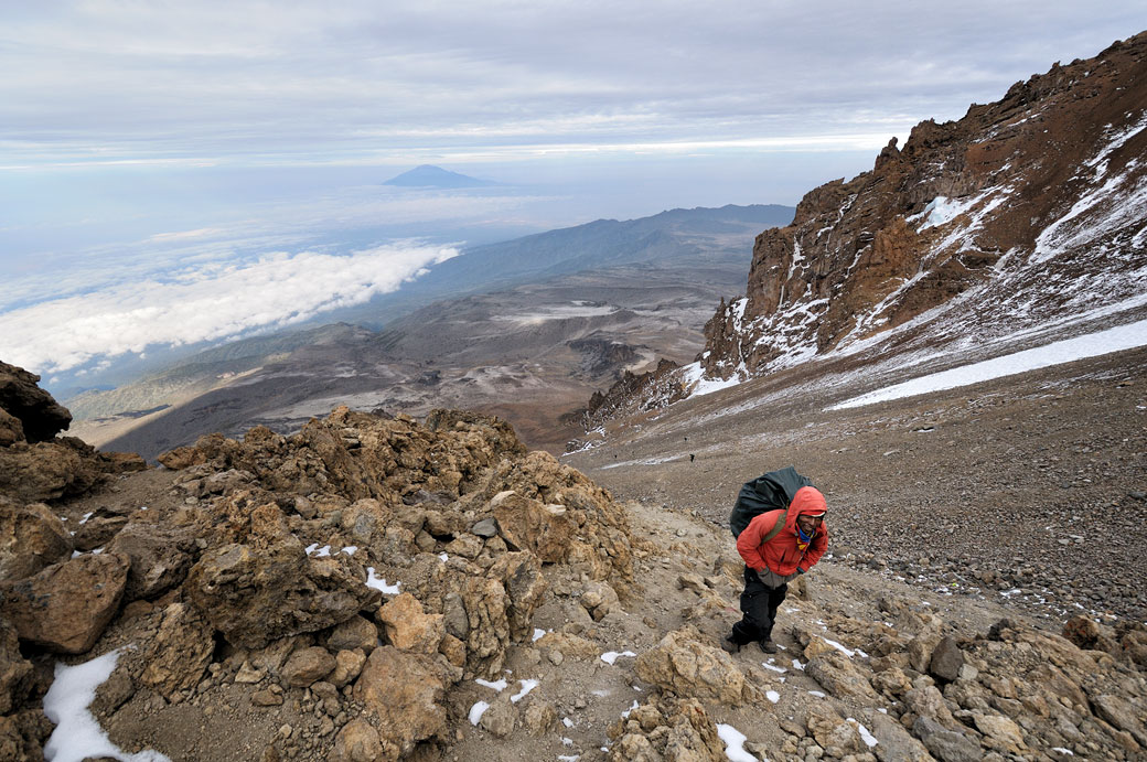 Porteur Godfrey grimpe la Western Breach sur le Kilimandjaro, Tanzanie