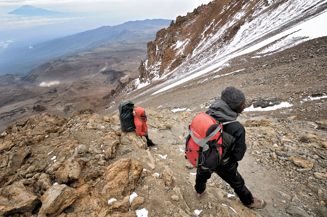 Guide et porteur sur la Western Breach au Kilimandjaro, Tanzanie