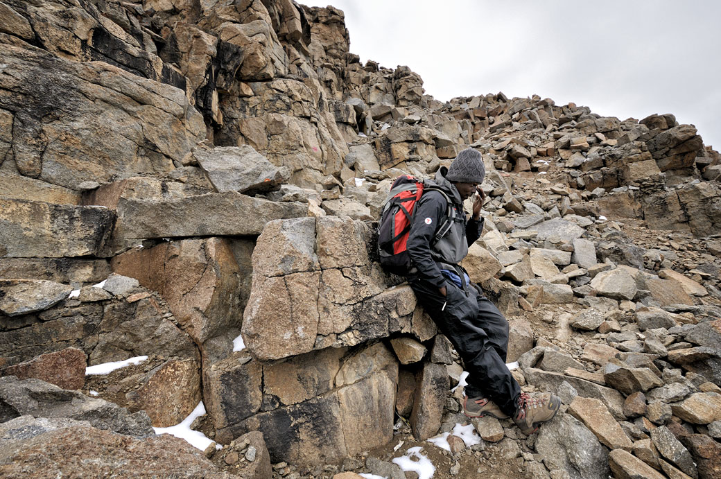 Mon guide Dismas Agger fait une petite pause au Kilimandjaro, Tanzanie