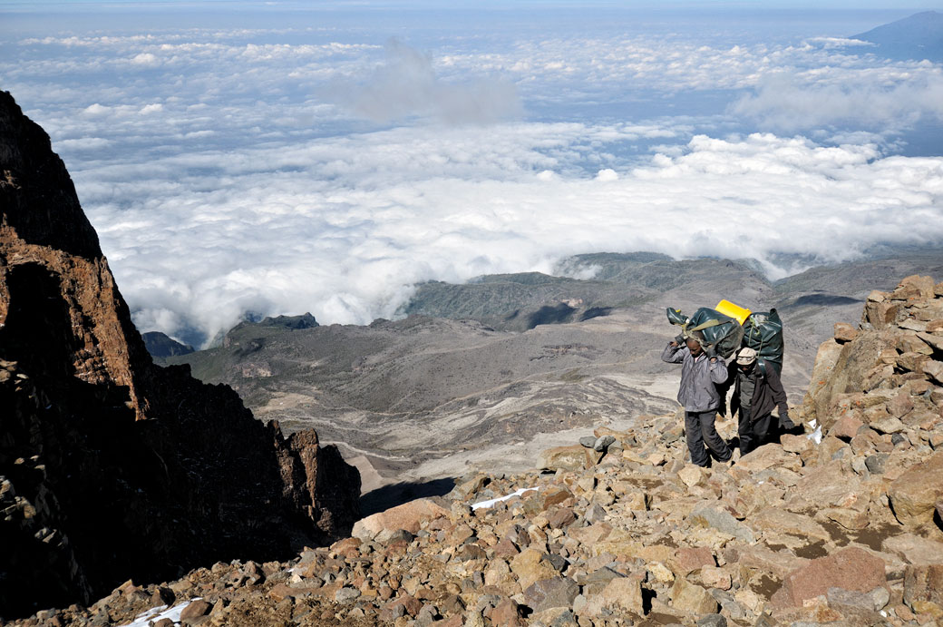 Porteurs au-dessus des nuages sur la Western Breach au Kilimandjaro