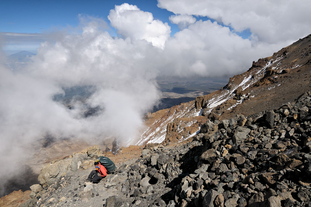 Godfrey et nuages sur la Western Breach au Kilimandjaro, Tanzanie