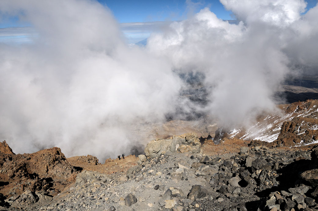 Deux porteurs grimpent la Western Breach sur le Kilimandjaro, Tanzanie