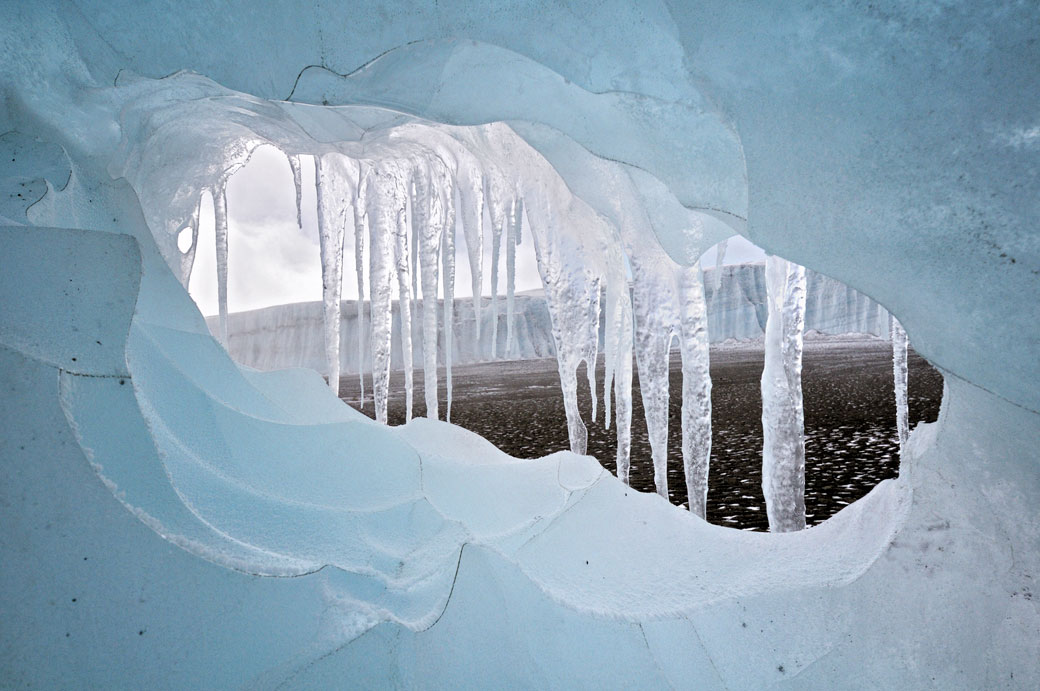 Trou à travers le glacier Furtwängler sur le Kilimandjaro, Tanzanie