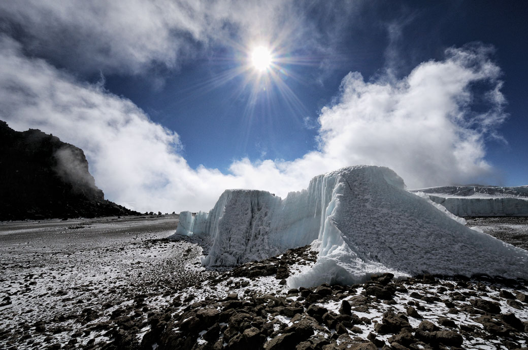 Soleil et nuages au-dessus du glacier Furtwängler sur le Kilimandjaro