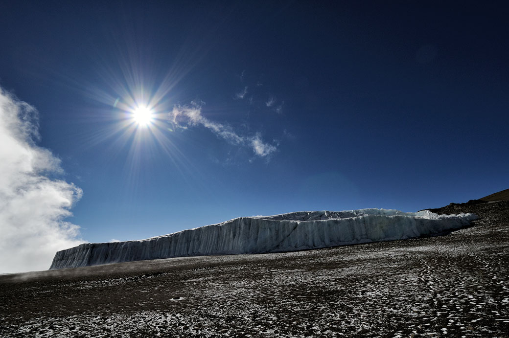 Soleil au-dessus du glacier Furtwängler sur le Kilimandjaro, Tanzanie