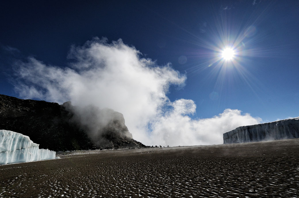 Soleil, nuages et glacier près du sommet du Kilimandjaro, Tanzanie