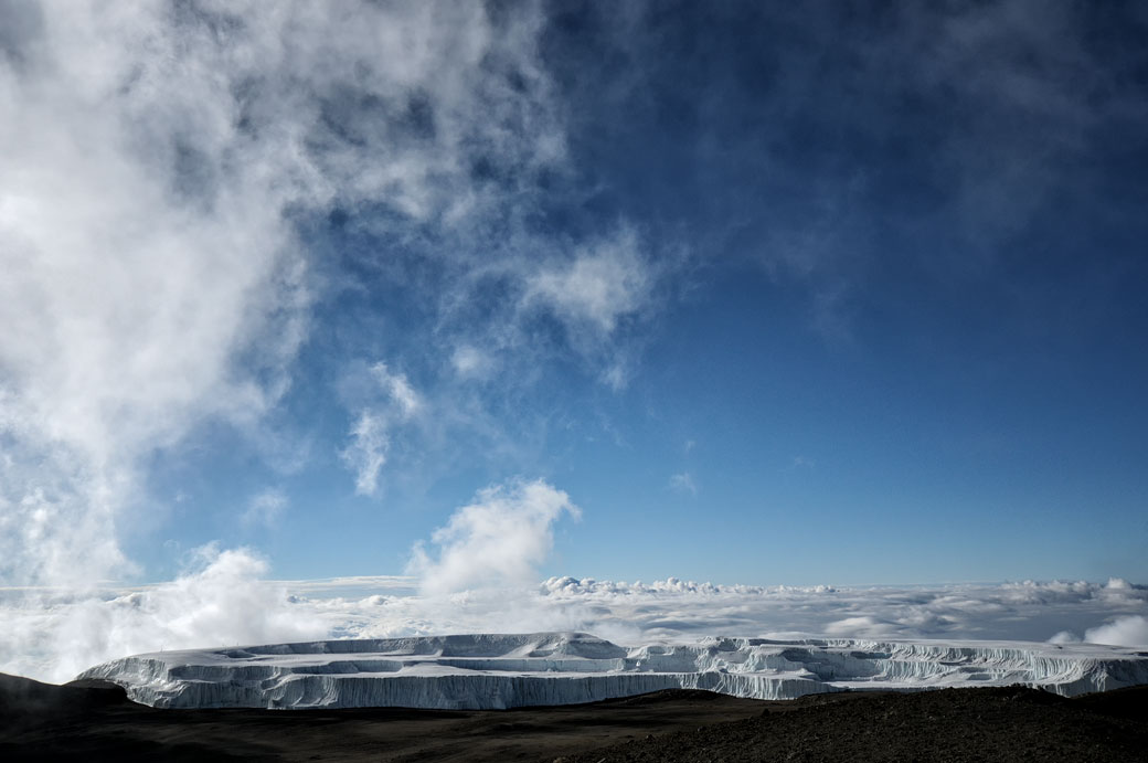 Nuages et champ de glace Nord près du sommet du Kilimandjaro