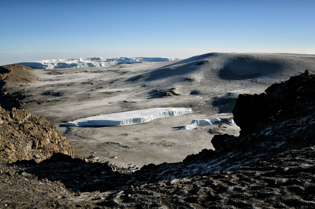 Glaciers et cratère près du sommet du Kilimandjaro, Tanzanie