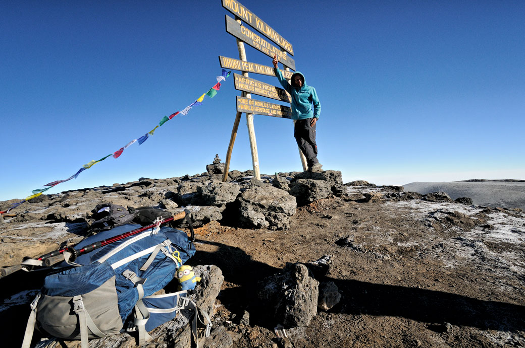 Godfrey à Uhuru Peak sur le toit de l'Afrique, Tanzanie