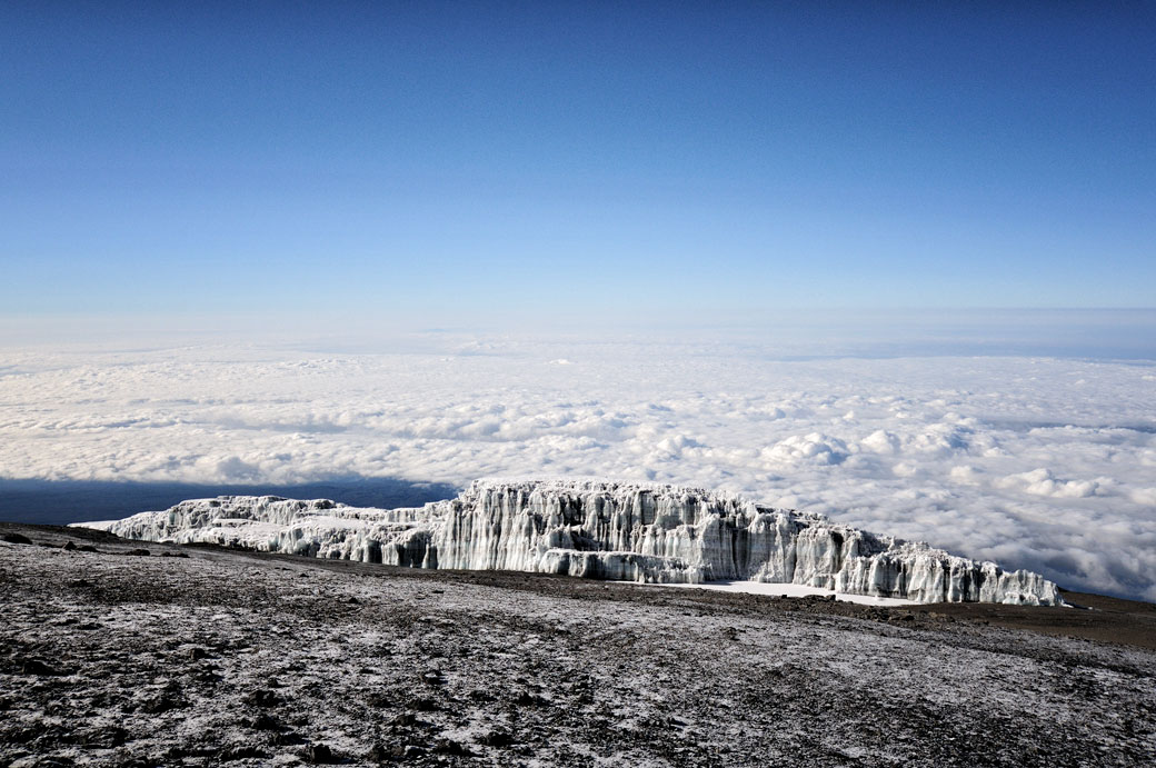 Champ de glace Sud et nuages près du sommet du Kilimandjaro