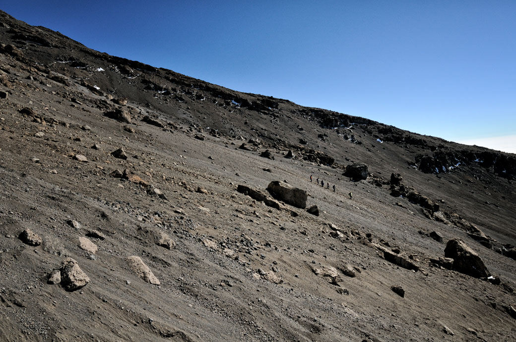 Groupe au loin qui redescend du Kilimandjaro, Tanzanie