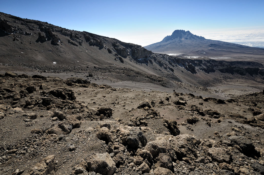 Vue sur le mont Mawenzi lors de la descente du Kilimandjaro, Tanzanie