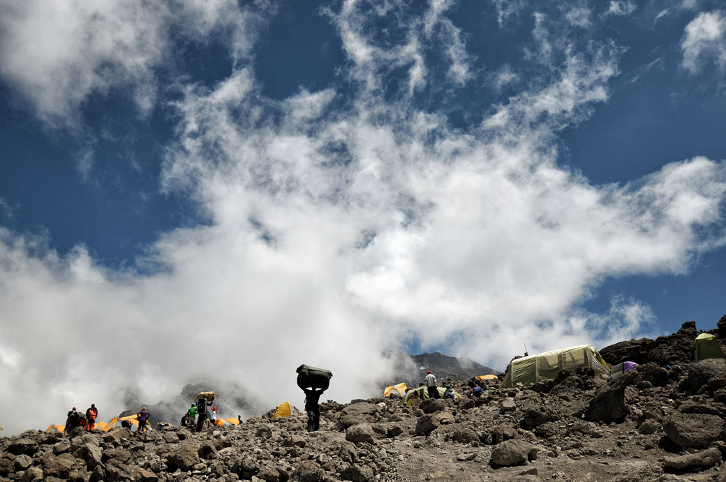 Porteur au camp de Barafu sur le Kilimandjaro, Tanzanie