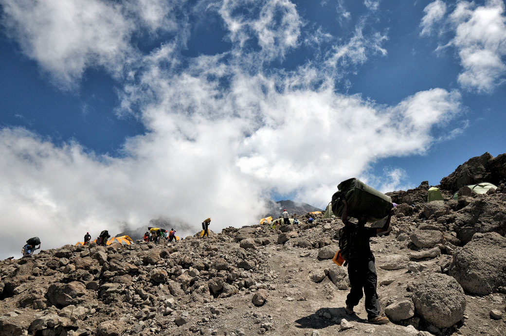 Porteur et nuages au camp de Barafu sur le Kilimandjaro, Tanzanie