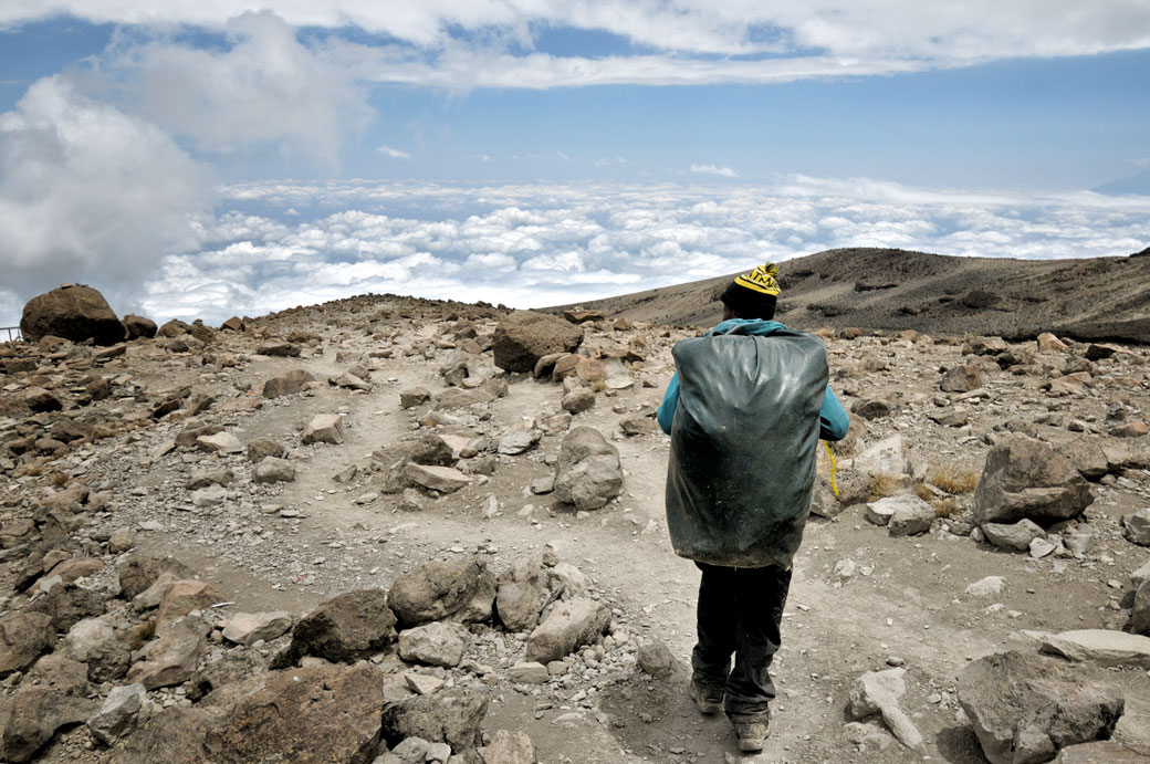 Descente du porteur Godfrey par la voie Mweka au Kilimandjaro, Tanzanie