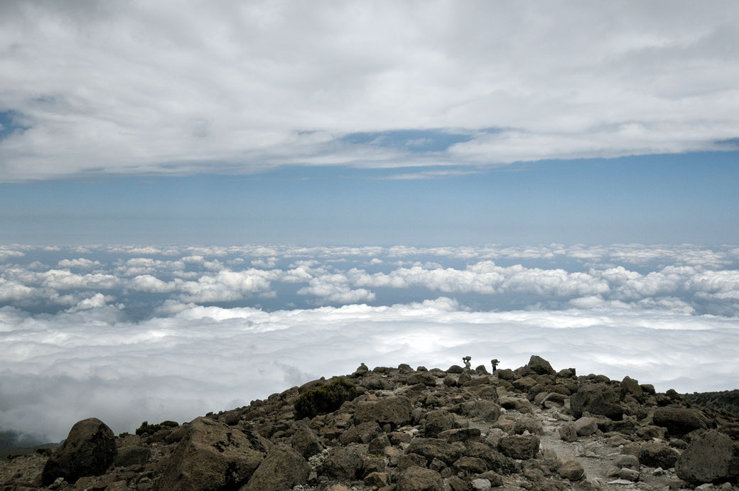 Descente par la voie Mweka vers les nuages au Kilimandjaro, Tanzanie