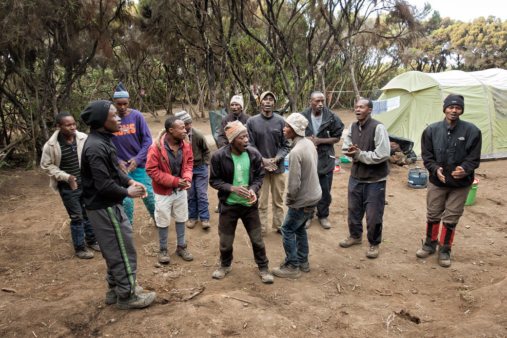 Chanson des porteurs du Kilimandjaro à Mweka camp, Tanzanie