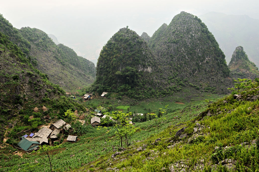 Village et montagnes entre Dong Van et Meo Vac, Vietnam