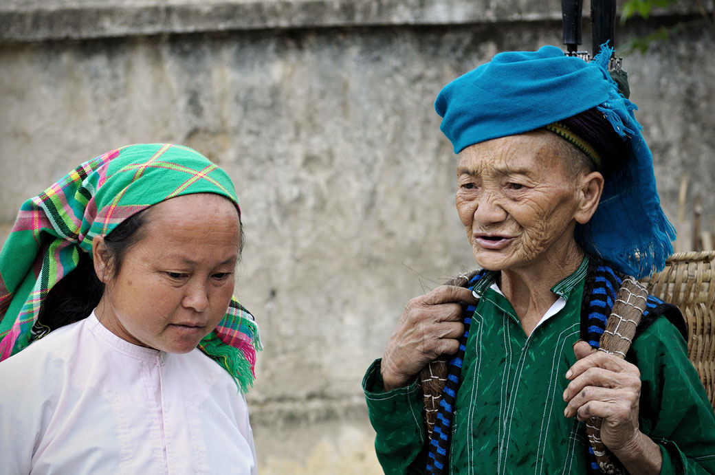 Deux femmes discutent au marché de Meo Vac, Vietnam