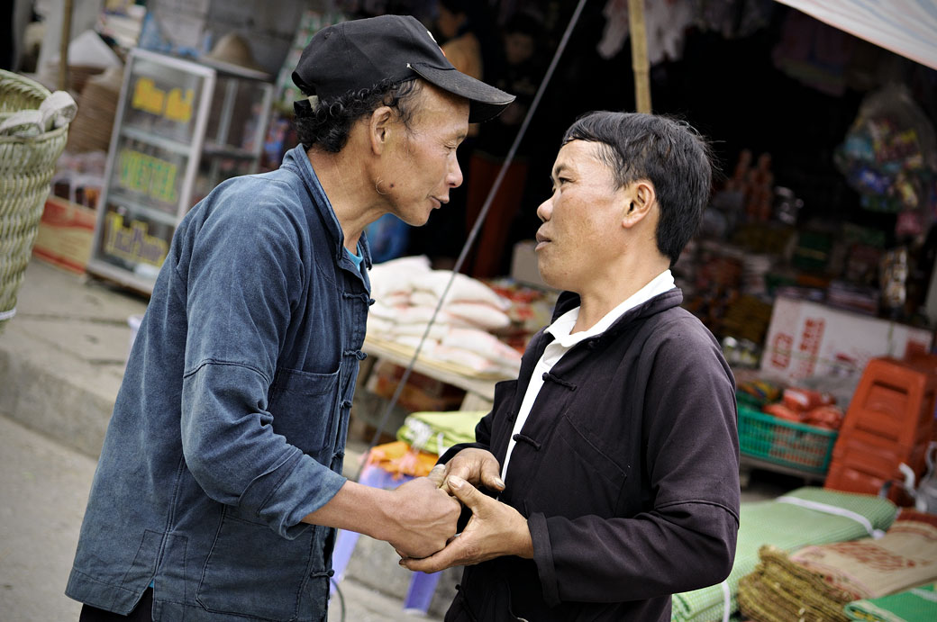 Deux hommes discutent au marché de Meo Vac, Vietnam