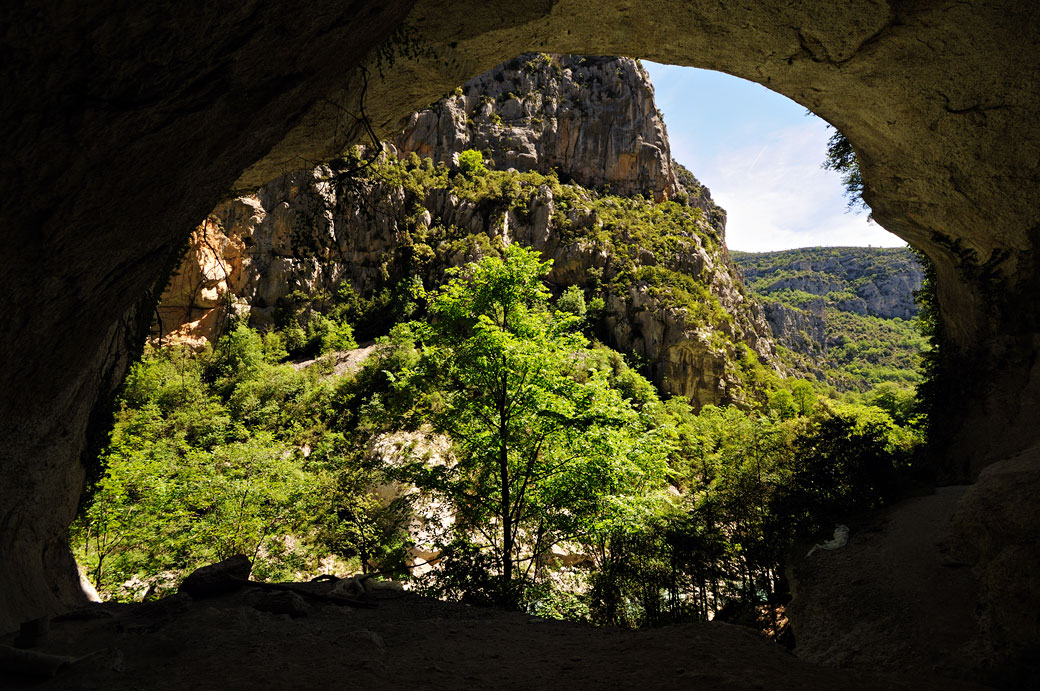 Grotte dans les Gorges du Verdon le long du sentier de l'Imbut, France