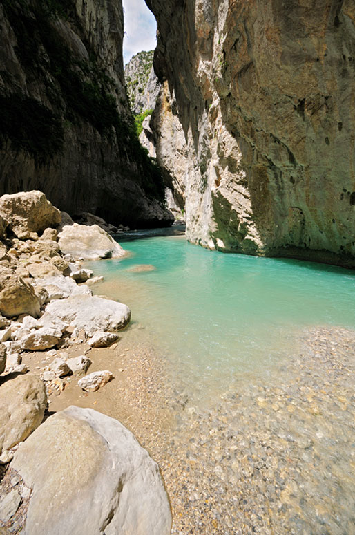 Petite plage de l'étroit du Baou Béni dans les Gorges du Verdon