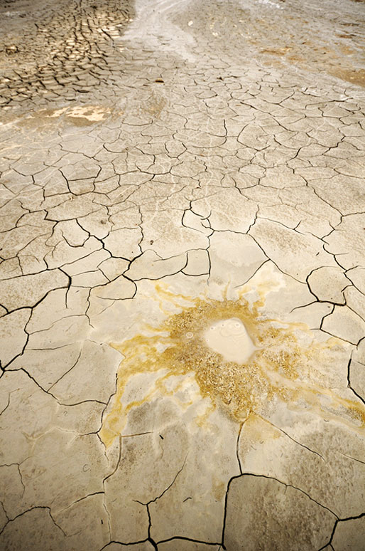 Détail d'un petit volcan de boue d'Aragona en Sicile, Italie