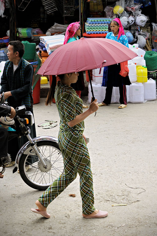 Jeune femme avec une ombrelle au marché de Meo Vac, Vietnam