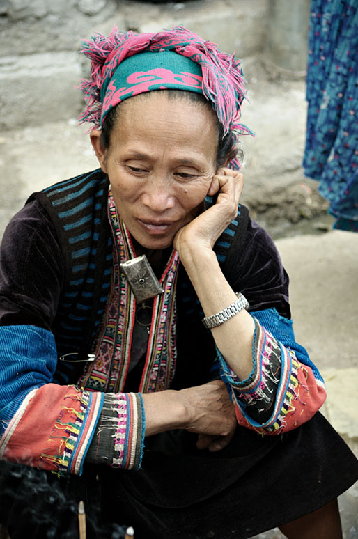 Femme assise au marché de Meo Vac, Vietnam