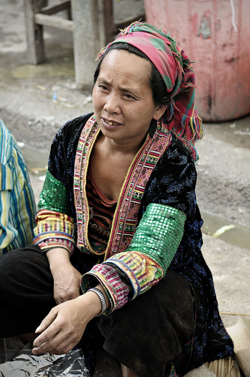 Femme au marché de Meo Vac en habit traditionnel, Vietnam