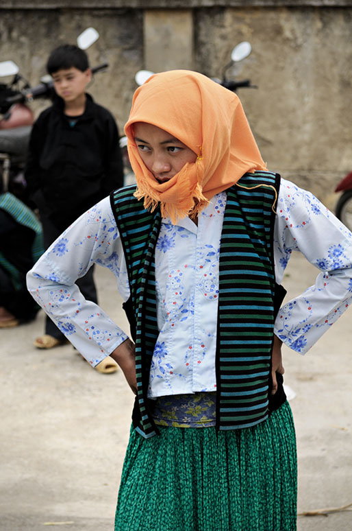 Jeune femme avec un foulard au marché de Meo Vac, Vietnam