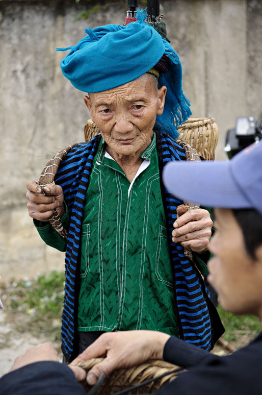 Vieille femme issue d'une minorité ethnique au marché de Meo Vac, Vietnam