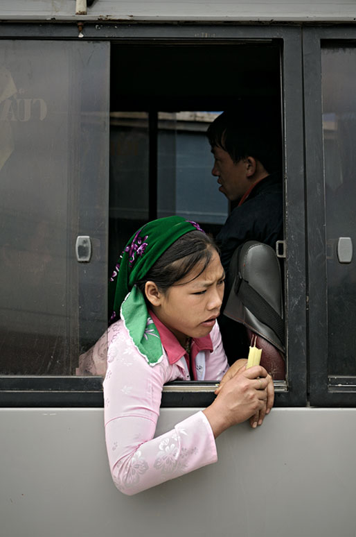 Jeune femme à la fenêtre d'un bus au marché de Meo Vac, Vietnam