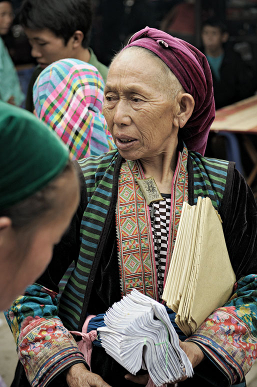 Femme âgée issue d'une minorité ethnique au marché de Meo Vac, Vietnam