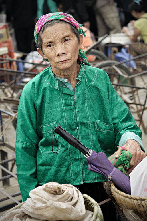 Femme pensive au marché de Meo Vac, Vietnam