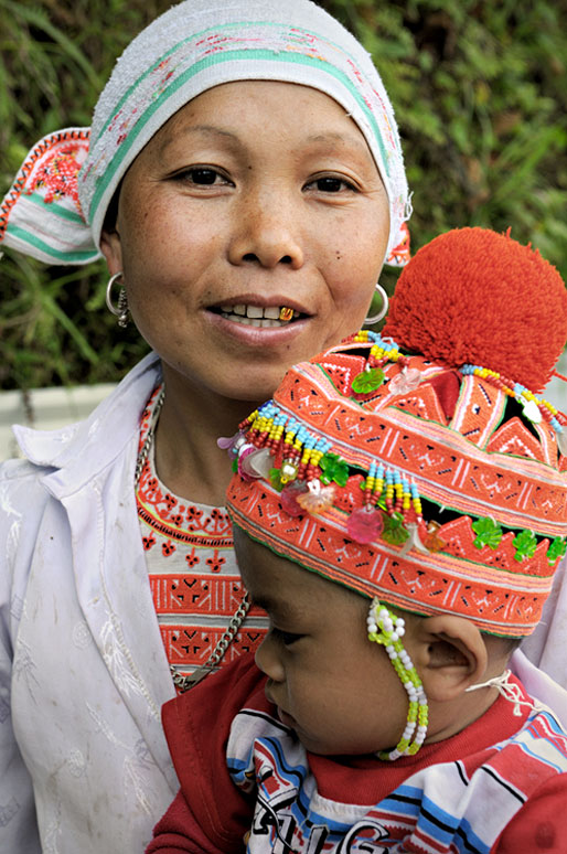 Femme avec une dent en or et son bébé, Vietnam