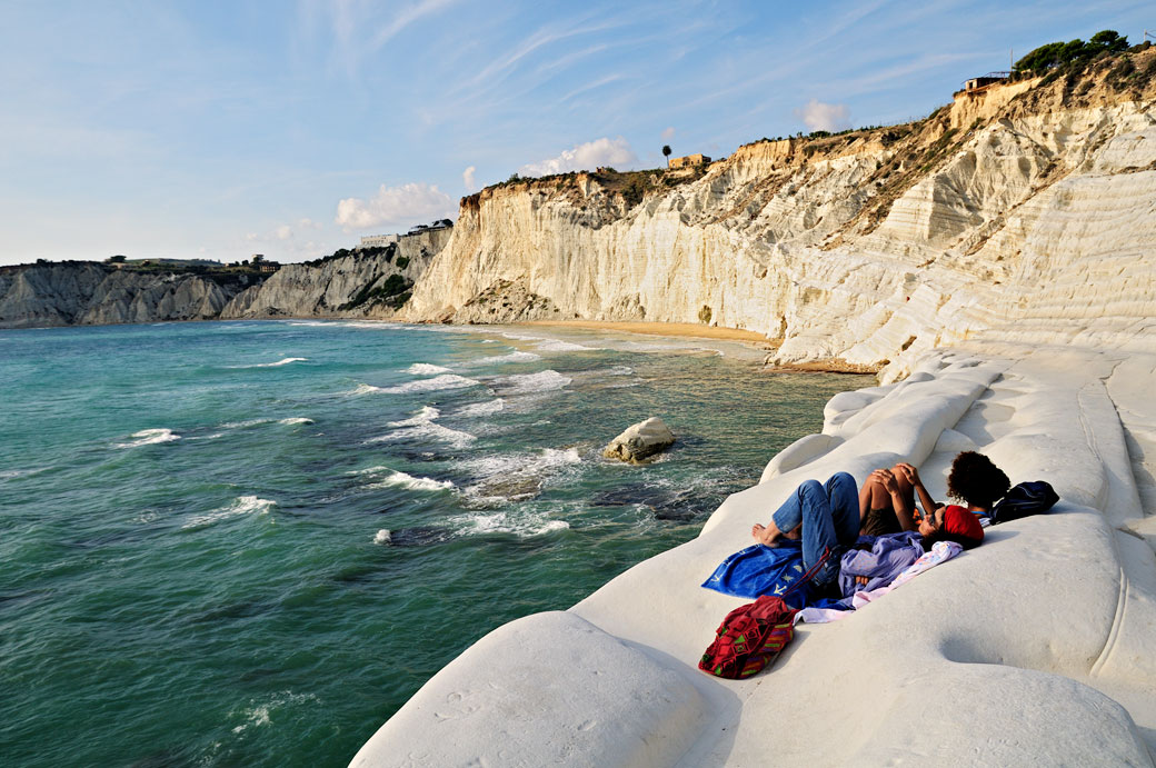 Détente à la Scala dei Turchi en Sicile, Italie