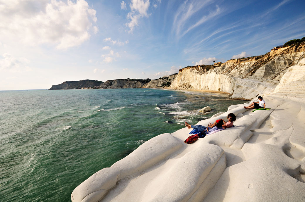 Un après-midi relax à la Scala dei Turchi en Sicile, Italie