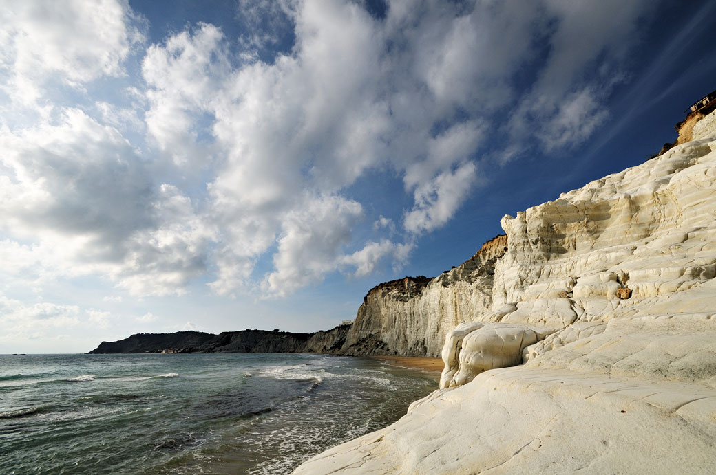 Nuages au-dessus de la Scala dei Turchi en Sicile, Italie