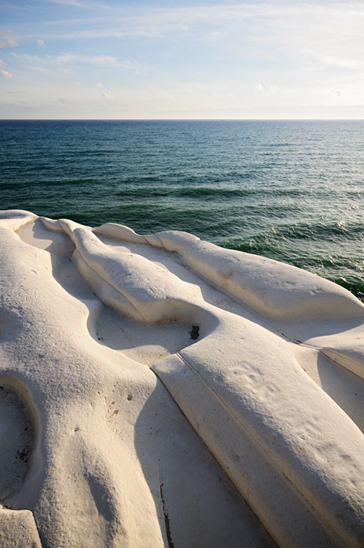 Balcon sur la mer à la Scala dei Turchi en Sicile, Italie