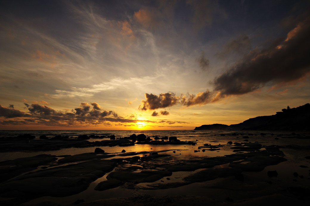 Coucher de soleil sur une plage de Sicile, Italie