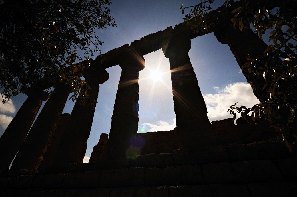 Silhouette du temple d'Héra à contre-jour en Sicile, Italie