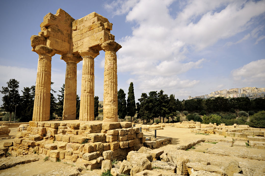 Le temple des Dioscures et la ville d'Agrigente en Sicile, Italie