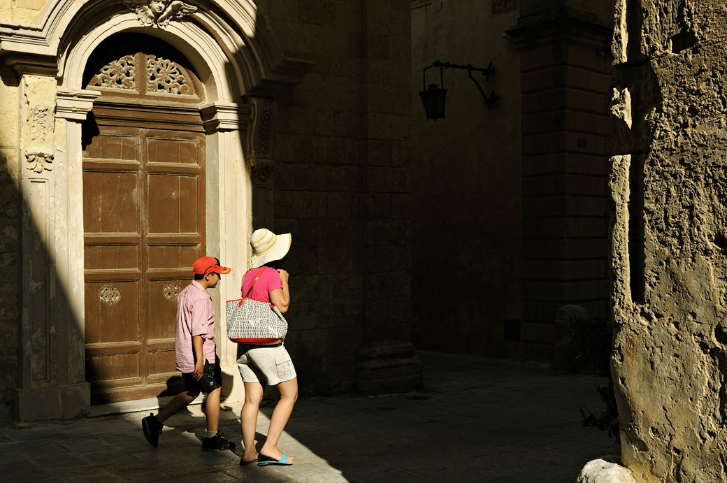Porte et passants dans la ville médiévale de Mdina, Malte