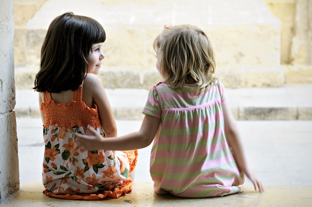 Deux petites filles dans la vieille ville de Mdina, Malte