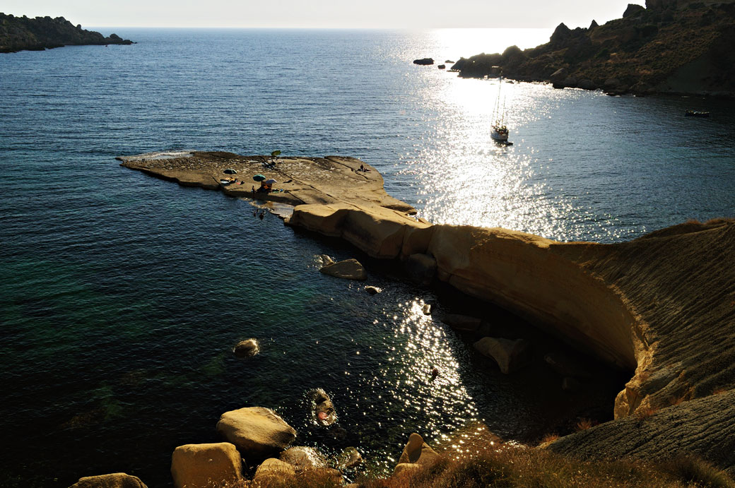 Contre-jour et bateau dans la sauvage Gnejna Bay. Malte