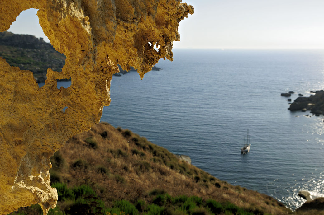 Bateau isolé à Gnejna Bay, Malte