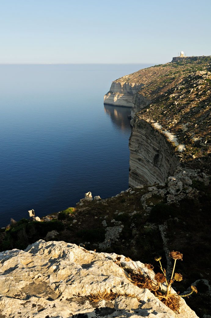 Mer calme et falaises de Dingli, Malte